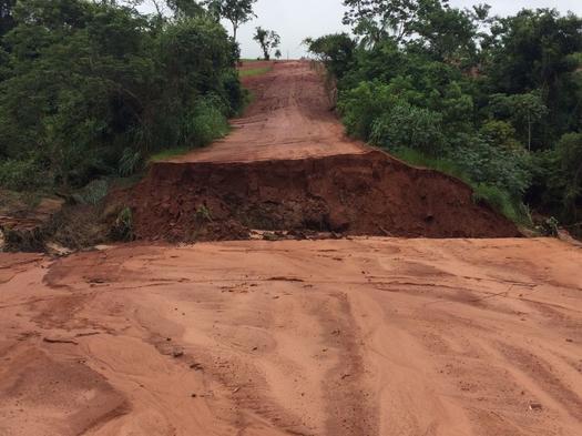 Município prevê longo trabalho para recuperar estradas atingidas pelas chuvas, em Paranavaí